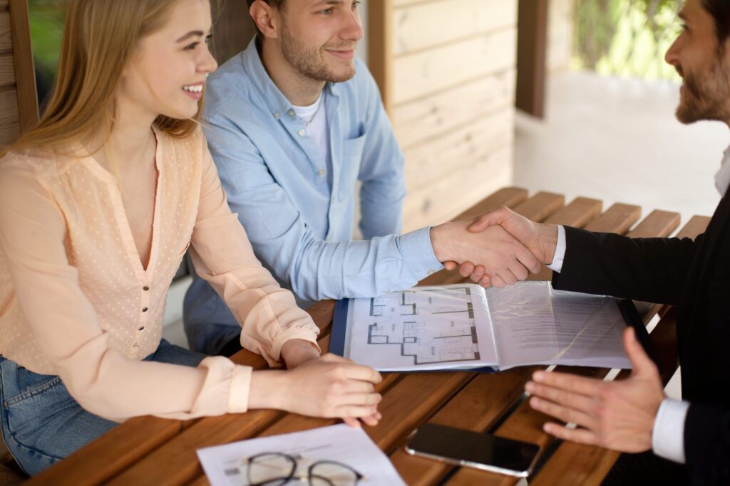 Corretor vendendo seguros