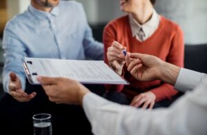 Casal assinando contrato de consórcio